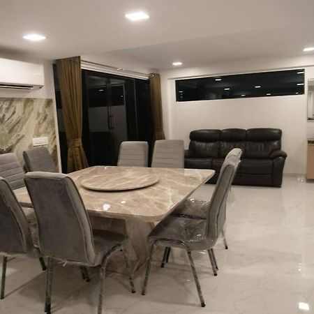 Stayhaven Starmount 4Bhk & Pool Мумбаи Экстерьер фото
