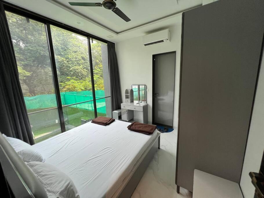 Stayhaven Starmount 4Bhk & Pool Мумбаи Экстерьер фото