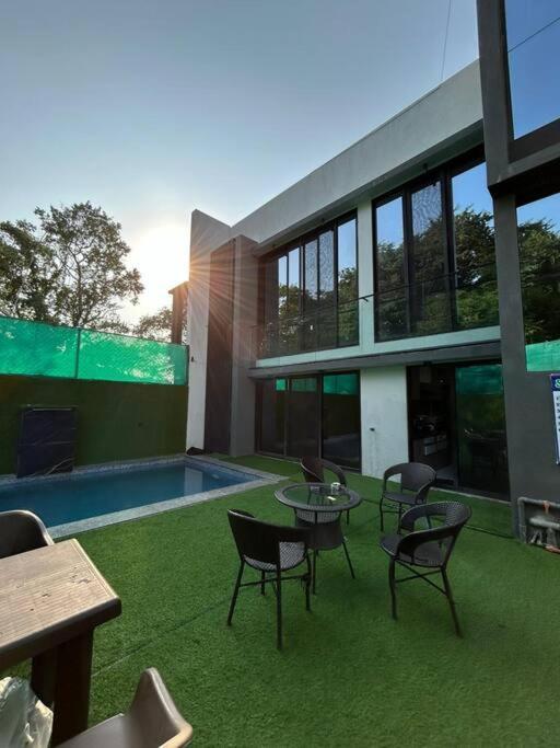 Stayhaven Starmount 4Bhk & Pool Мумбаи Экстерьер фото