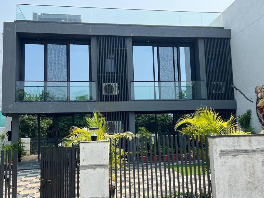 Stayhaven Starmount 4Bhk & Pool Мумбаи Экстерьер фото