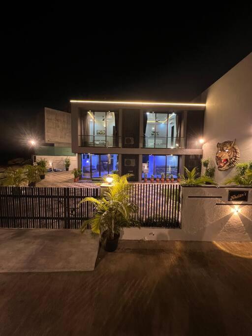 Stayhaven Starmount 4Bhk & Pool Мумбаи Экстерьер фото
