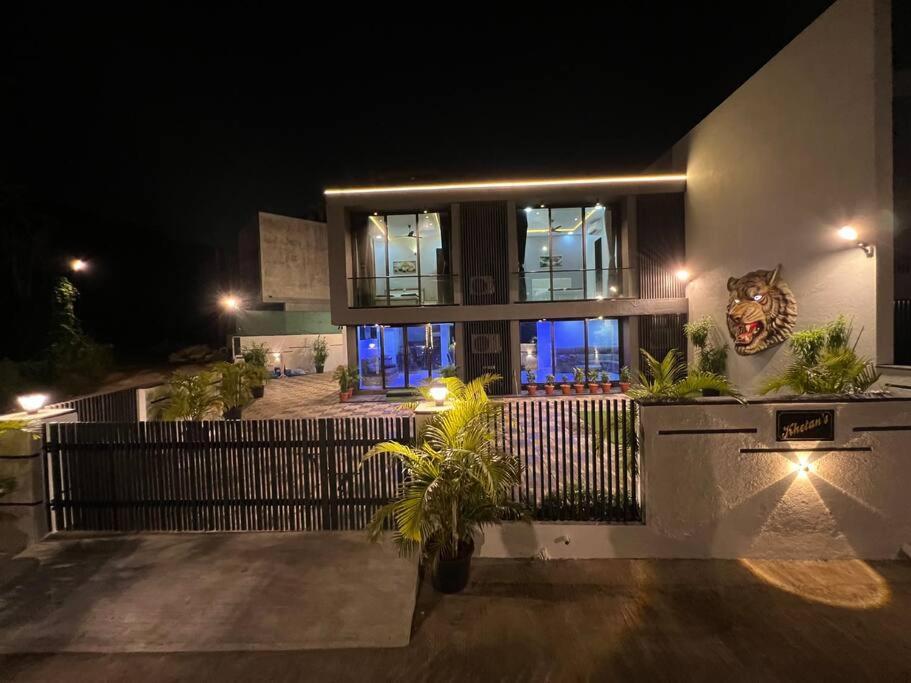 Stayhaven Starmount 4Bhk & Pool Мумбаи Экстерьер фото