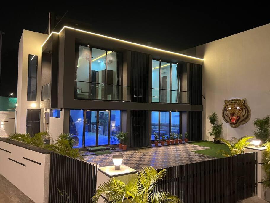 Stayhaven Starmount 4Bhk & Pool Мумбаи Экстерьер фото